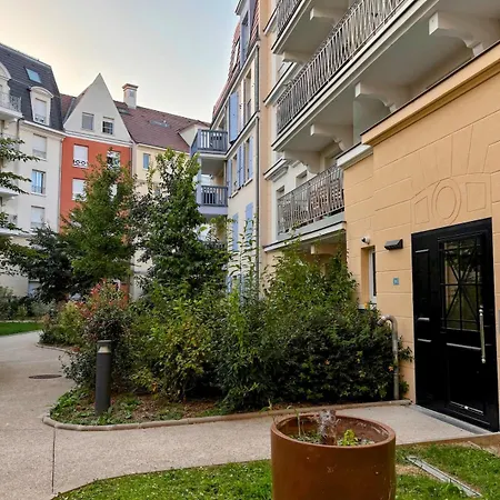 Elegant With Private Parking, Close To Paris Apartment *
